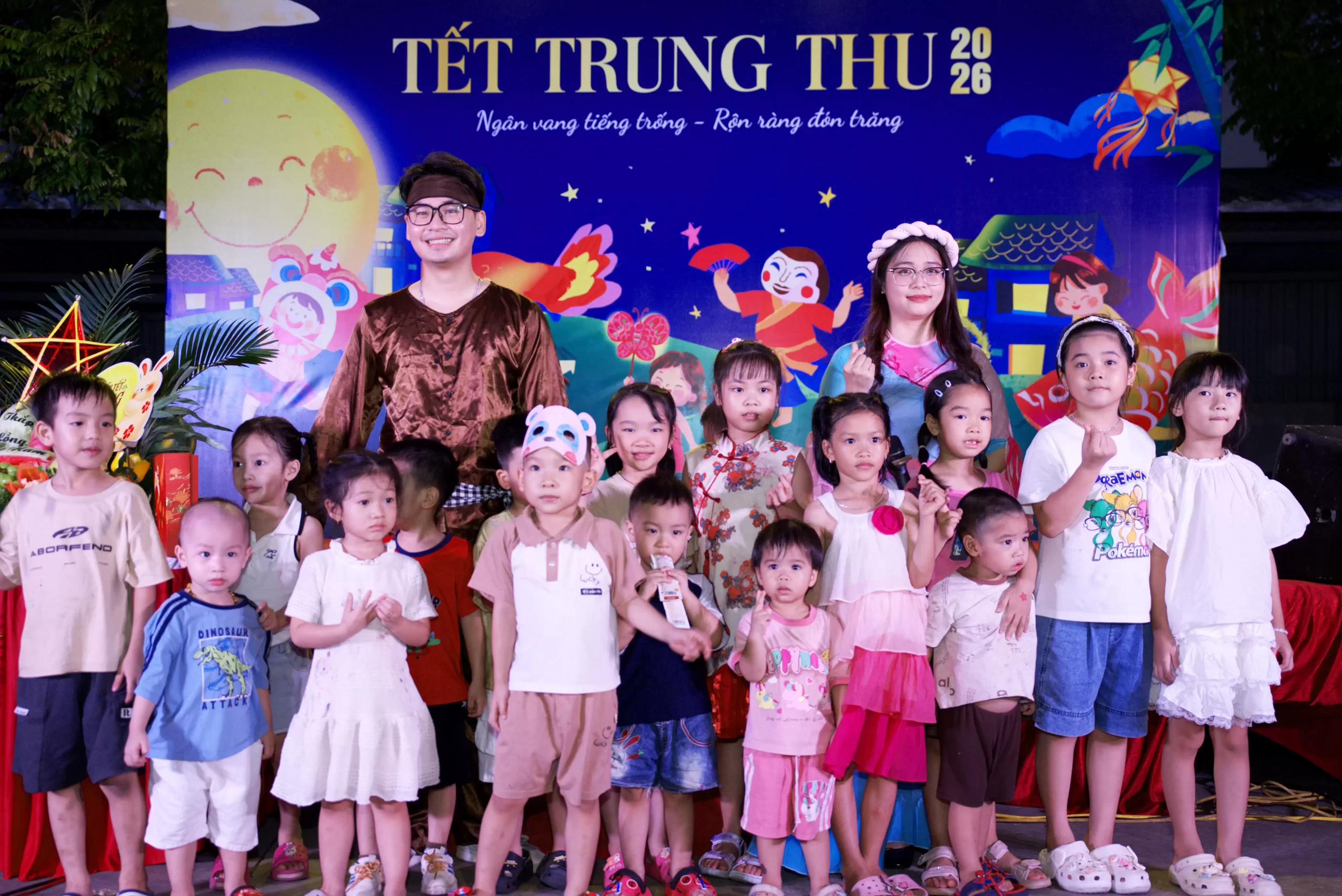 Các bạn nhỏ cùng chú Cuội, chị Hằng