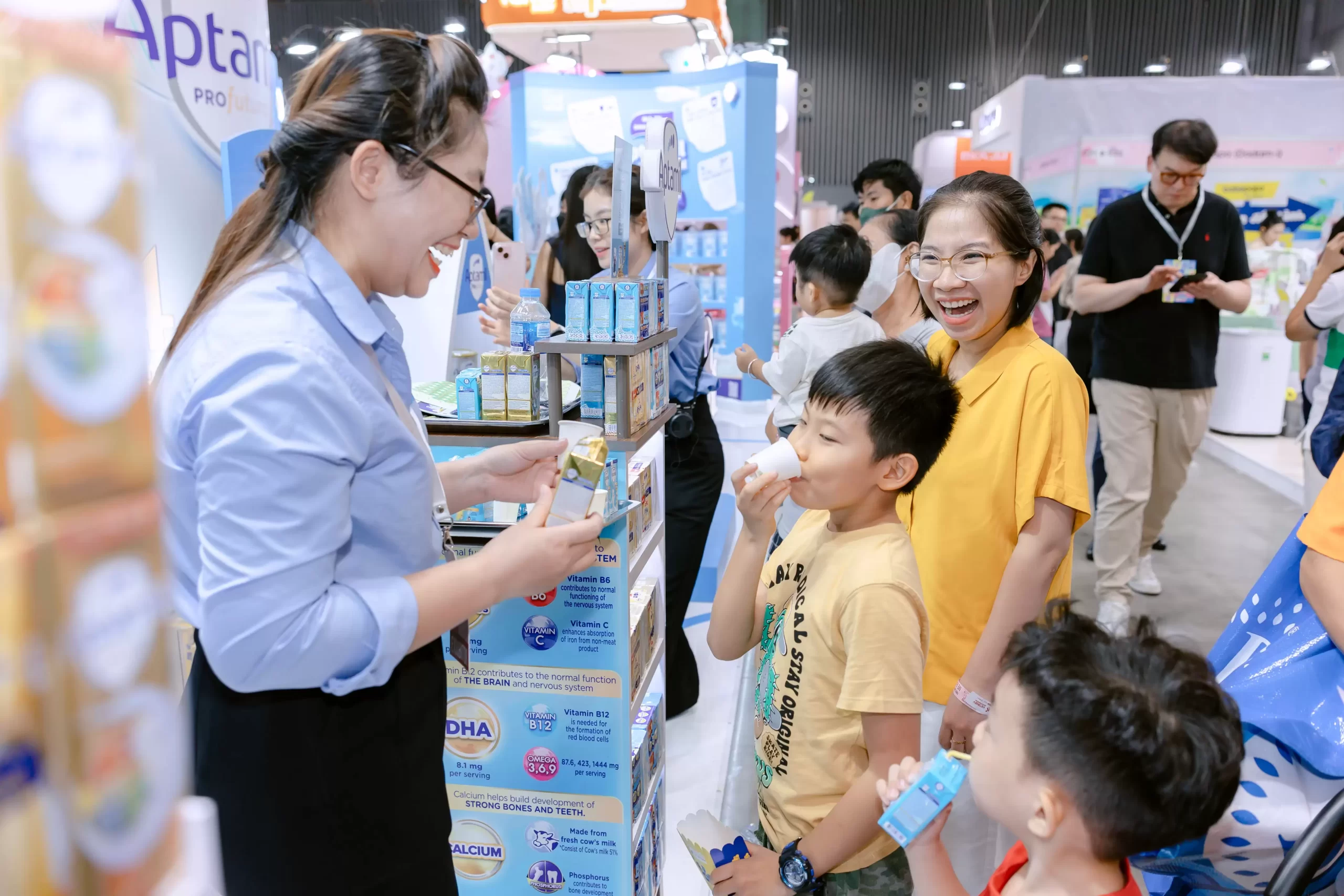 Bé hào hứng trải nghiệm sản phẩm tại gian hàng